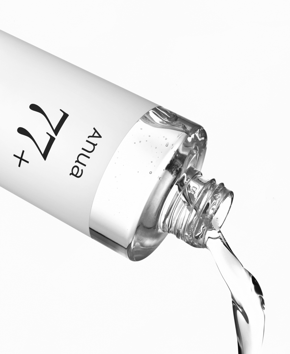 Anua Heartleaf 77 Hyaluron Soothing Toner liquid pouring from bottle