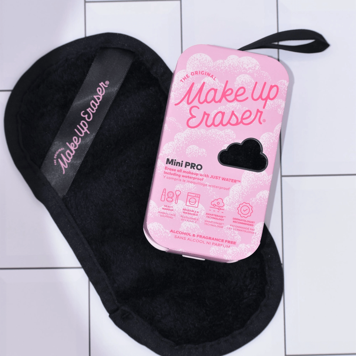 MakeUp Eraser Mini PRO Chic Black cloth and packaging flat lay