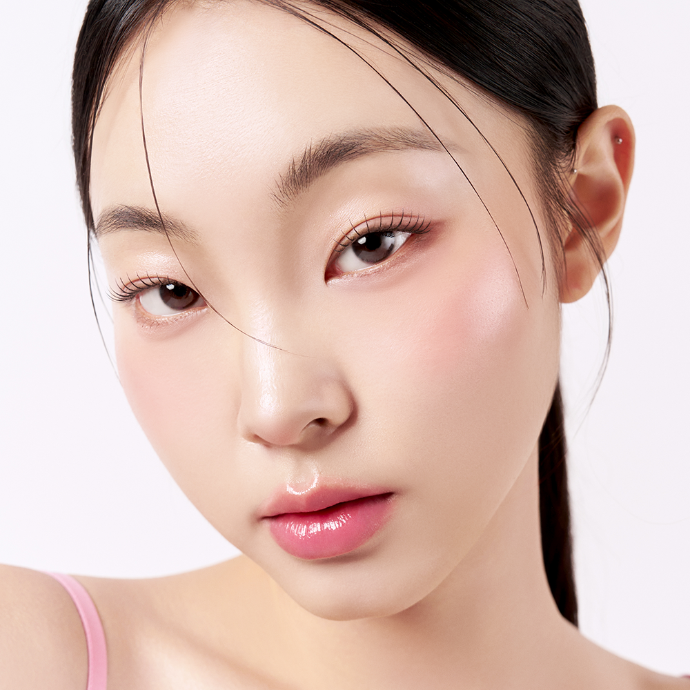Model complexion finish from TIRTIR Peach Fixer product gallery