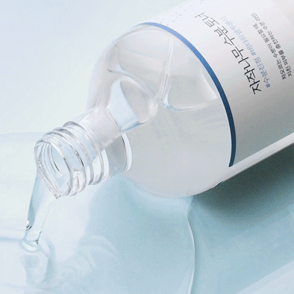 ROUND LAB Birch Juice Moisturizing Toner pouring texture demonstration