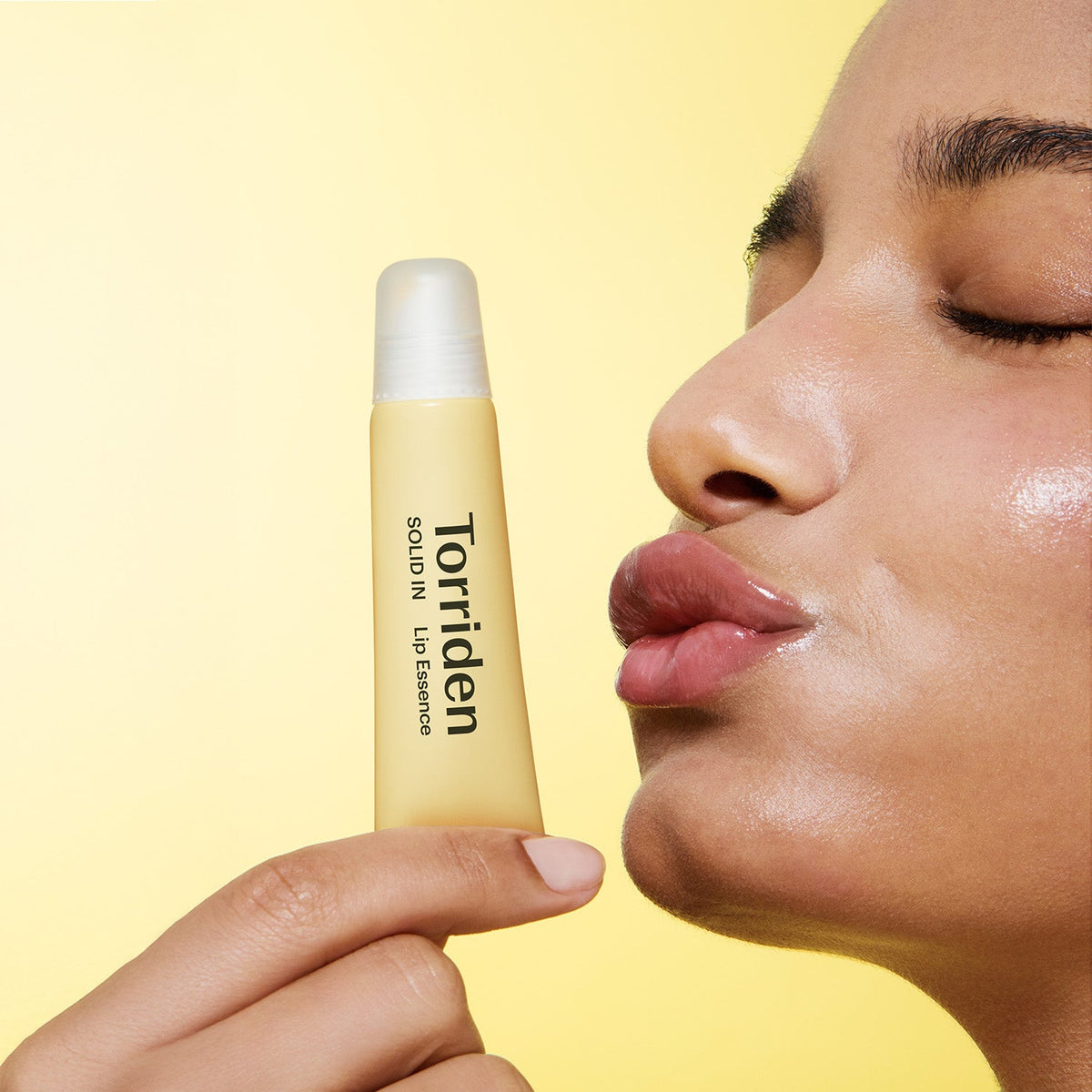 Torriden SOLID IN Lip Essence close-up application